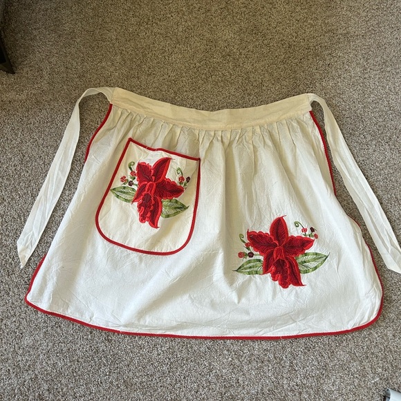 Vintage embroidered floral apron with pocket. Super cute. Homemaker. Cottagecore - Picture 1 of 10